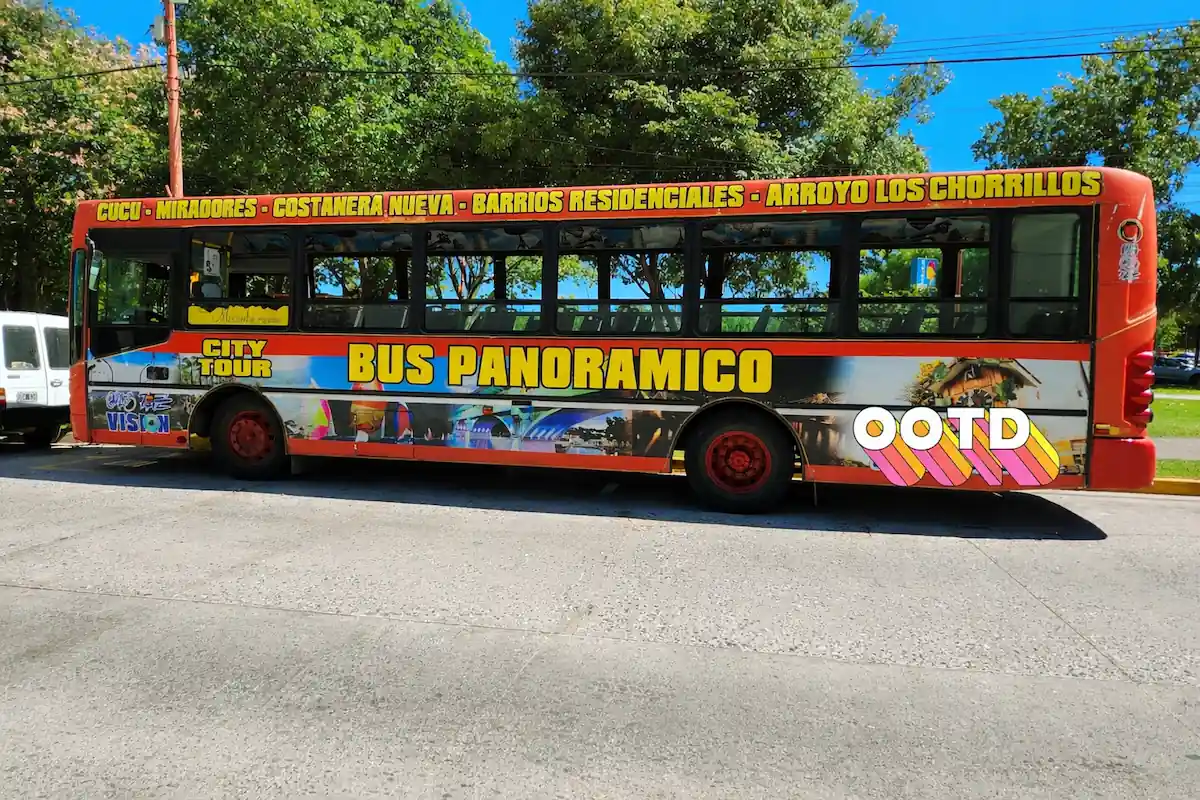 Bus turistico para grupos en un recorrido urbano por Carlos Paz