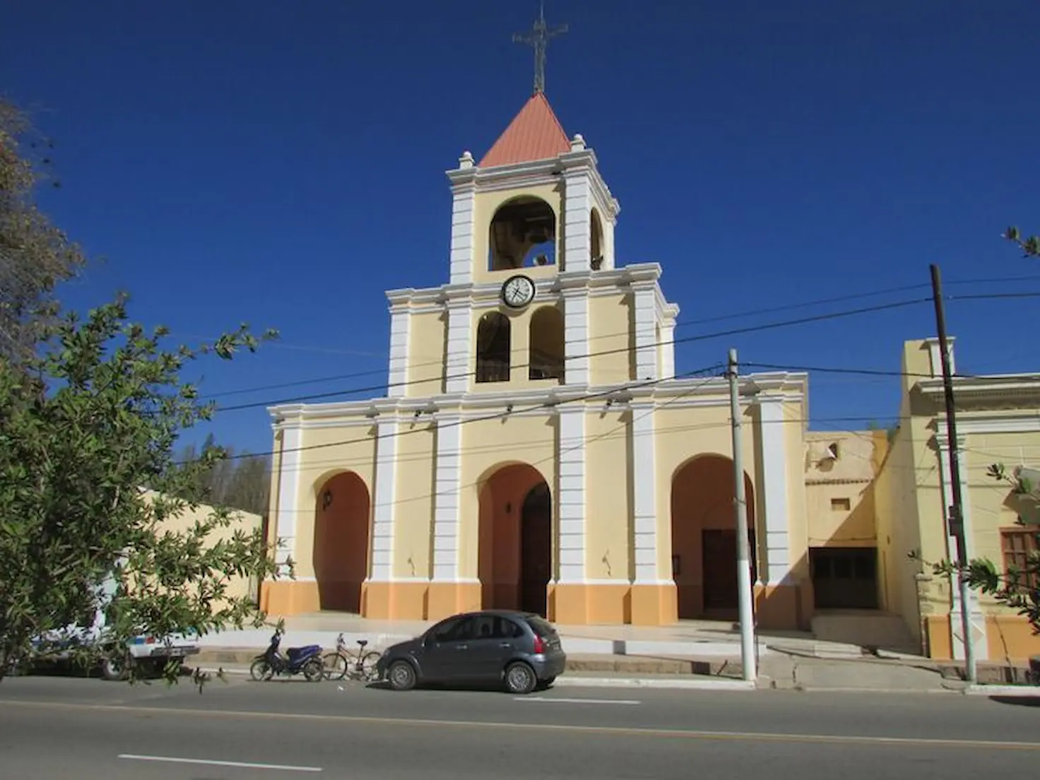 Paisaje del Valle de Punilla con ruta, sierra y horizonte amplio