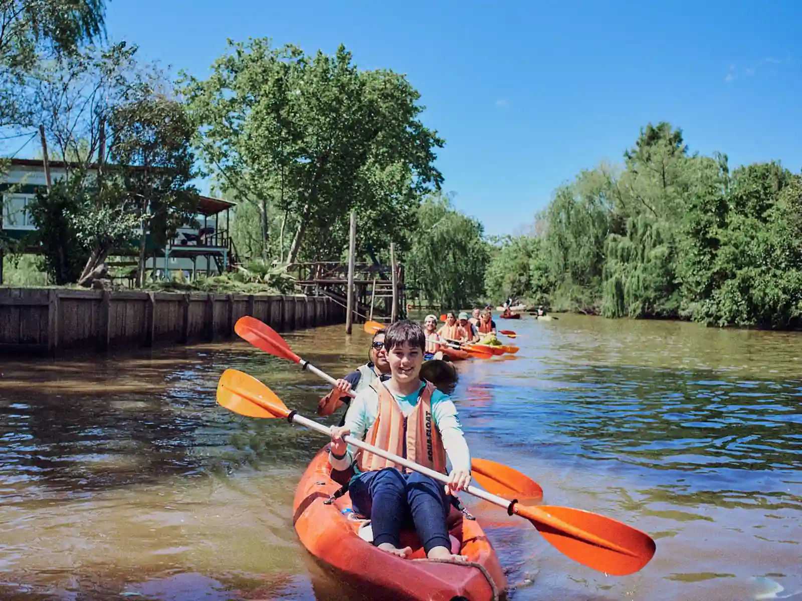 Tramo natural hacia Cascada Escondida con relieve de roca y agua