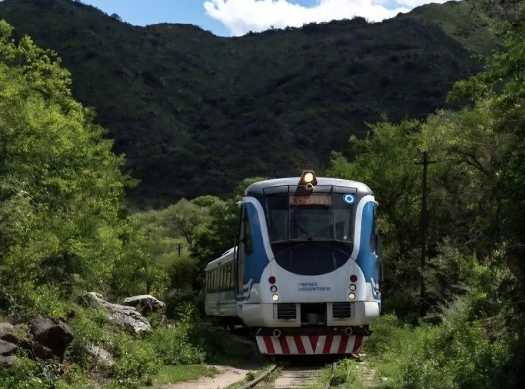 Tren de las Sierras recorriendo un corredor natural entre montanas