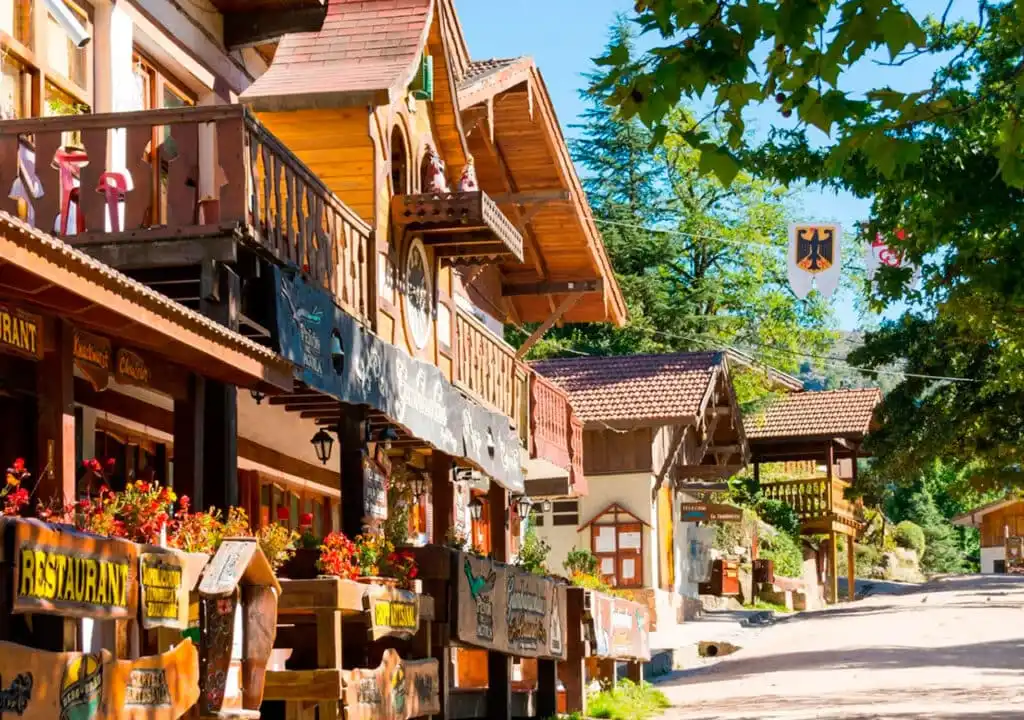 Camino peatonal de La Cumbrecita rodeado de bosque y madera