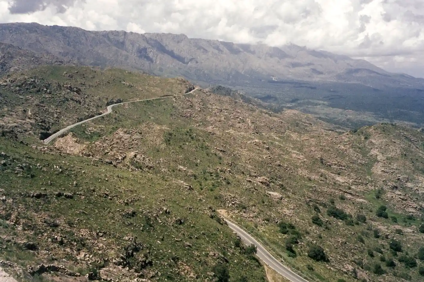 Ruta escenica en Altas Cumbres con curvas y montanas profundas