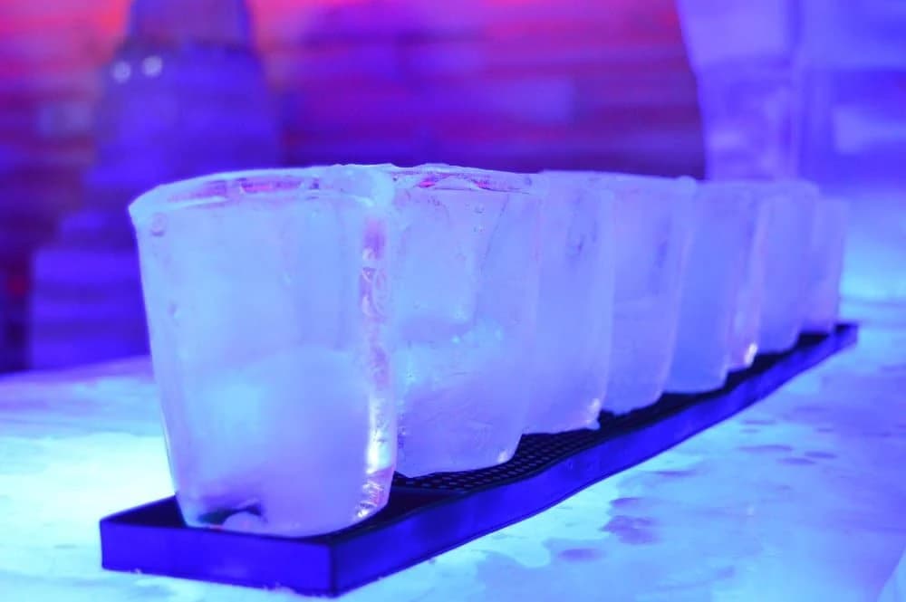 Sector principal del Bar de Hielo con barra y esculturas congeladas
