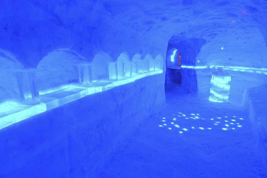 Ambientacion fria del Bar de Hielo con detalles luminosos y texturas heladas