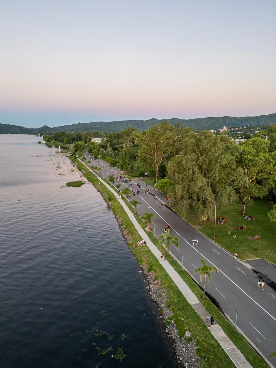 Vista lateral del City Bus turistico con paisaje urbano local