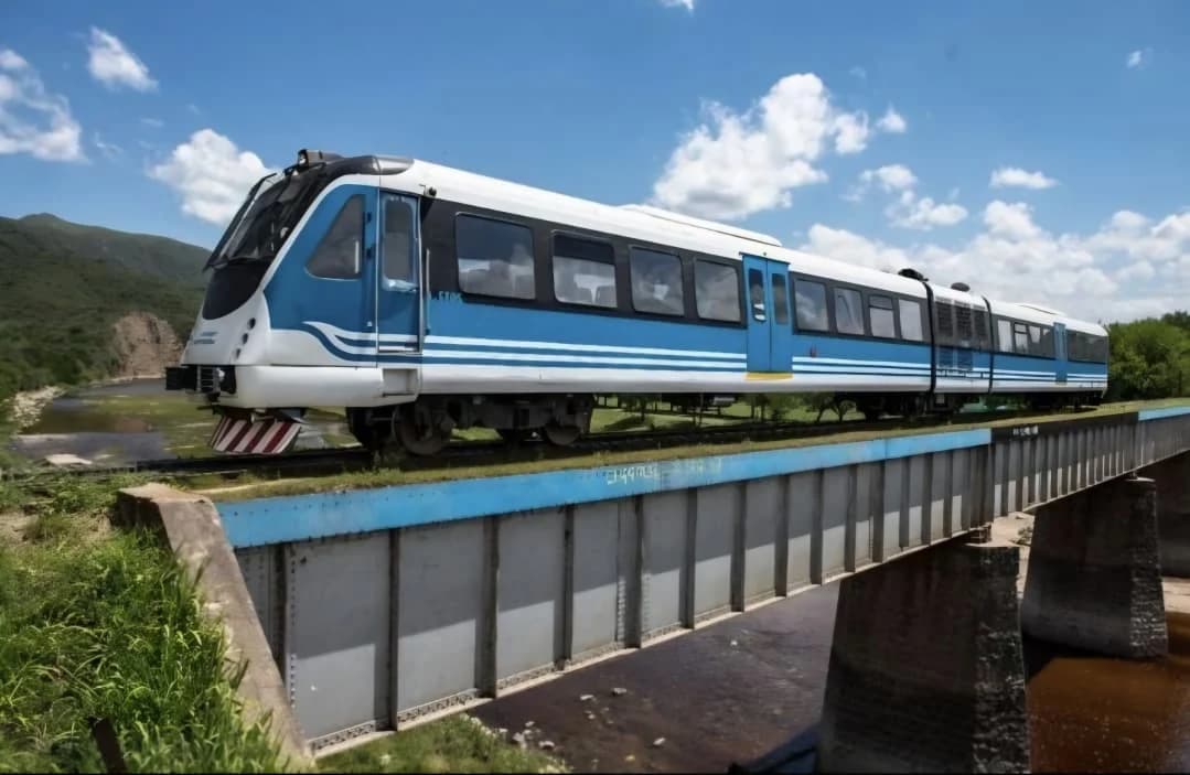 Tren de las Sierras cruzando un puente sobre un rio de Cordoba