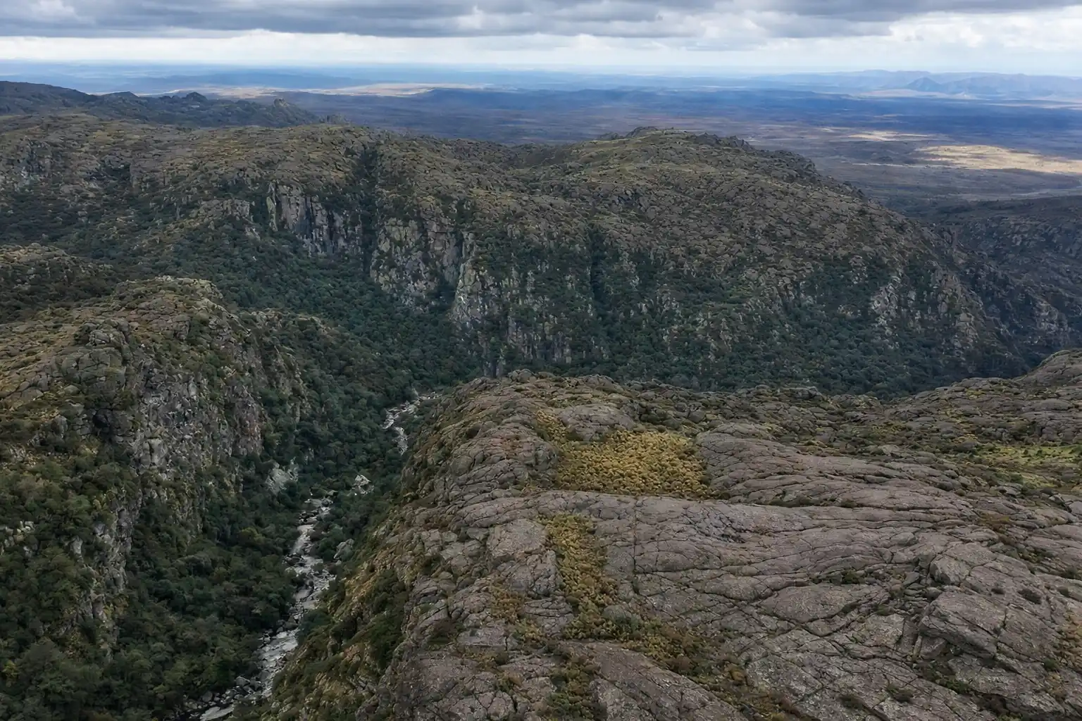 Tramo serrano de Altas Cumbres con vegetacion baja y perspectiva larga