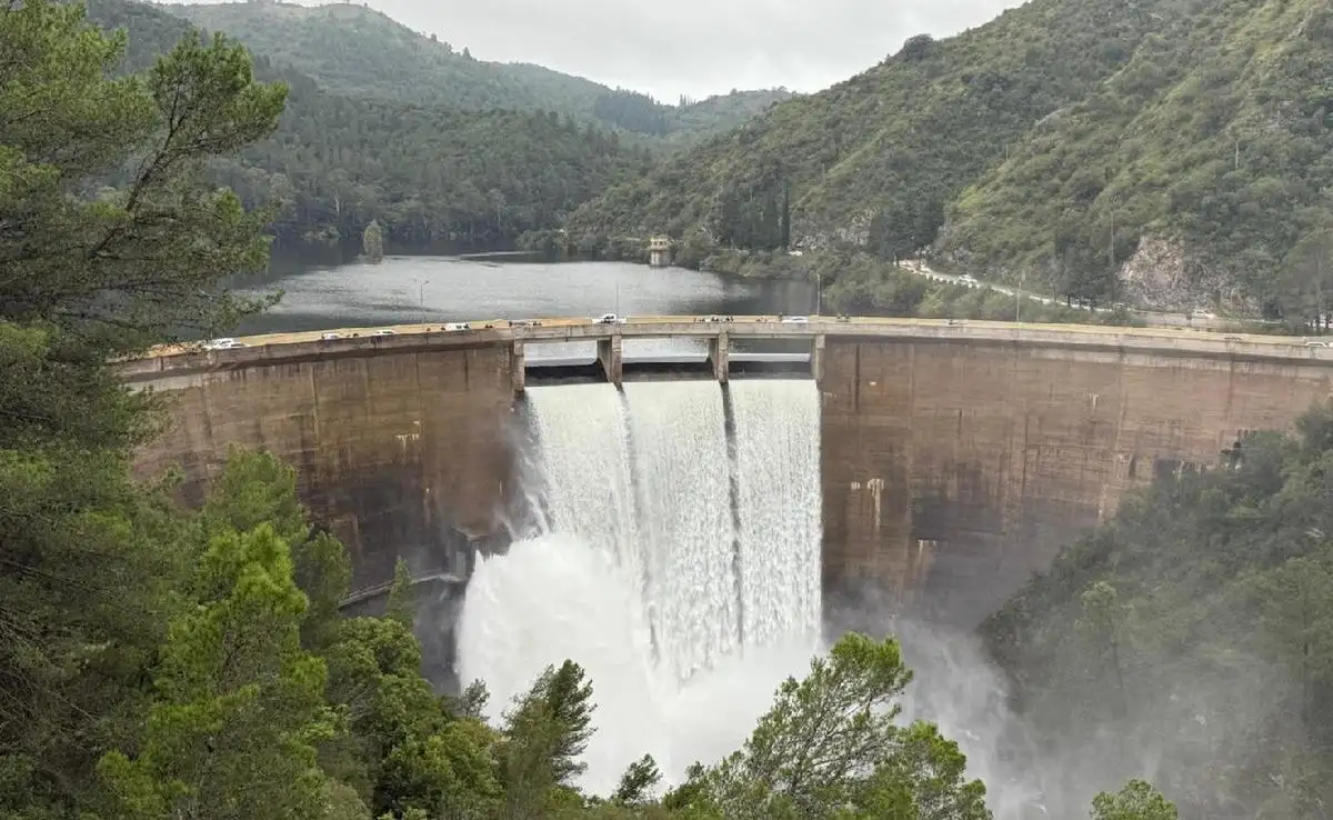 Escena de Villa General Belgrano entre avenida principal y entorno serrano