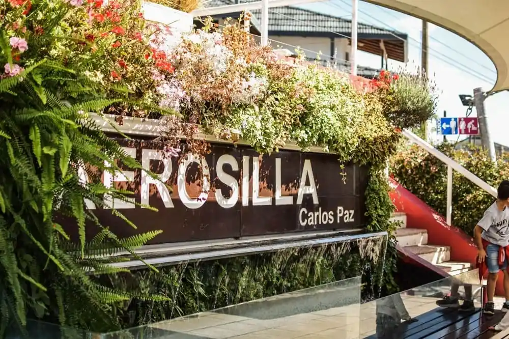 Recorrido de aerosillas entre vegetacion serrana y cielo despejado