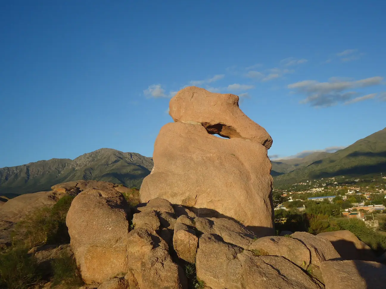 Tramo clasico del Valle de Punilla con relieve ondulado y cielo abierto