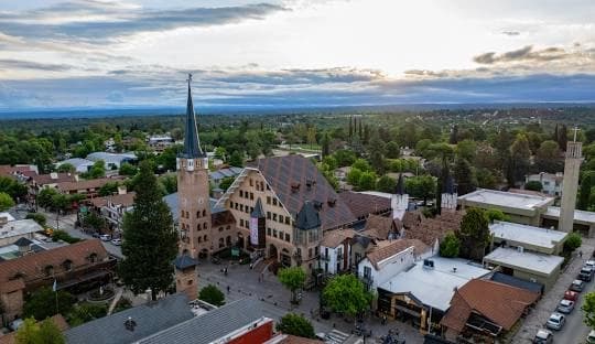 Postal de Villa General Belgrano con detalles de paseo y pueblo