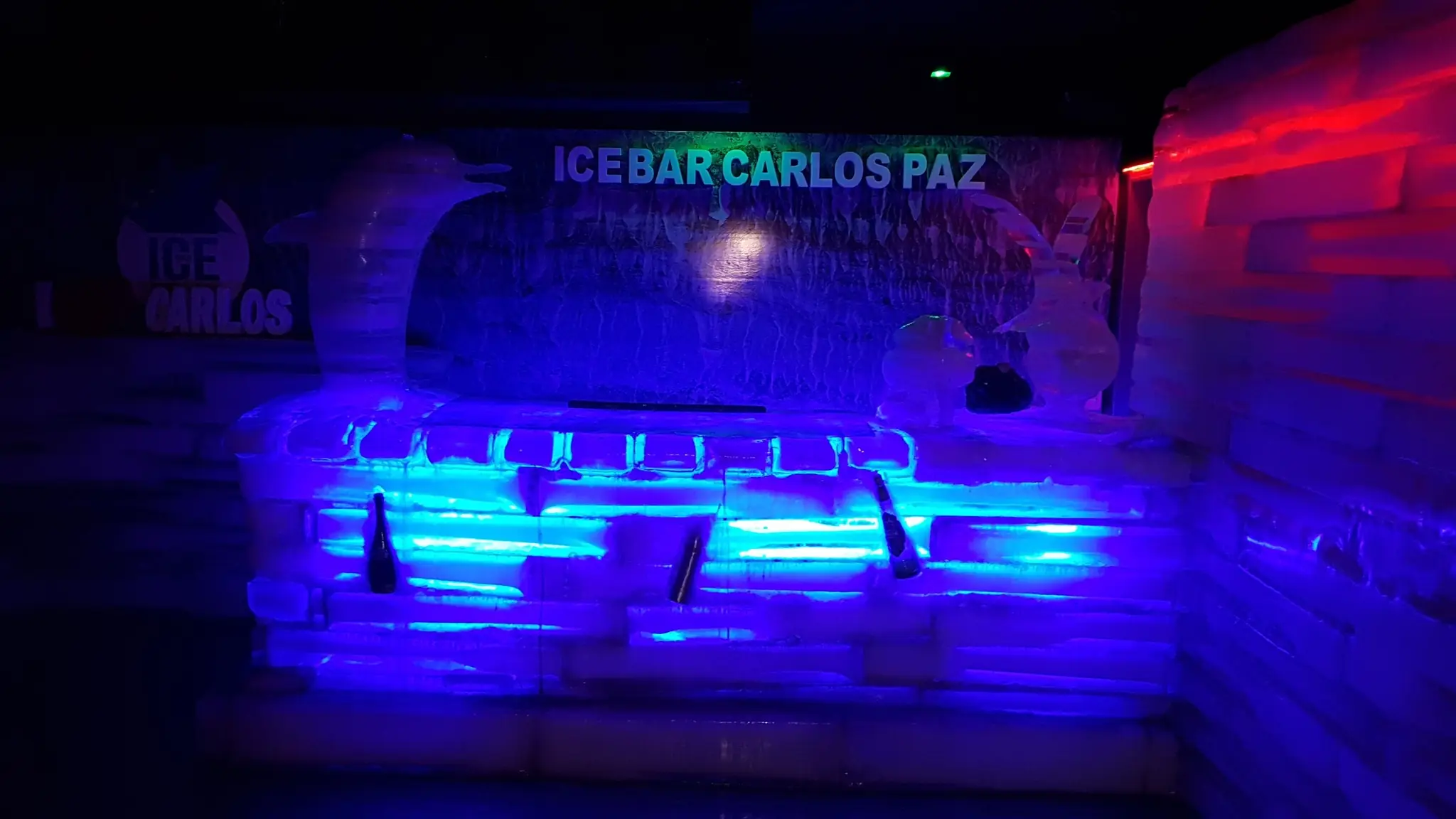 Escena interior del Bar de Hielo pensada para fotos y tragos