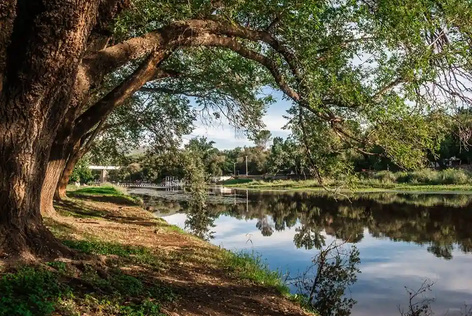 Sector de cascadas en La Falda con caida de agua y piedra serrana