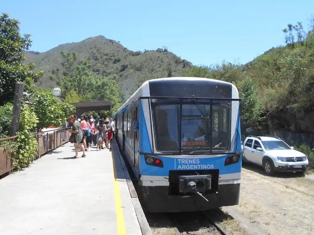 Pasajeros junto al Tren de las Sierras en una parada serrana