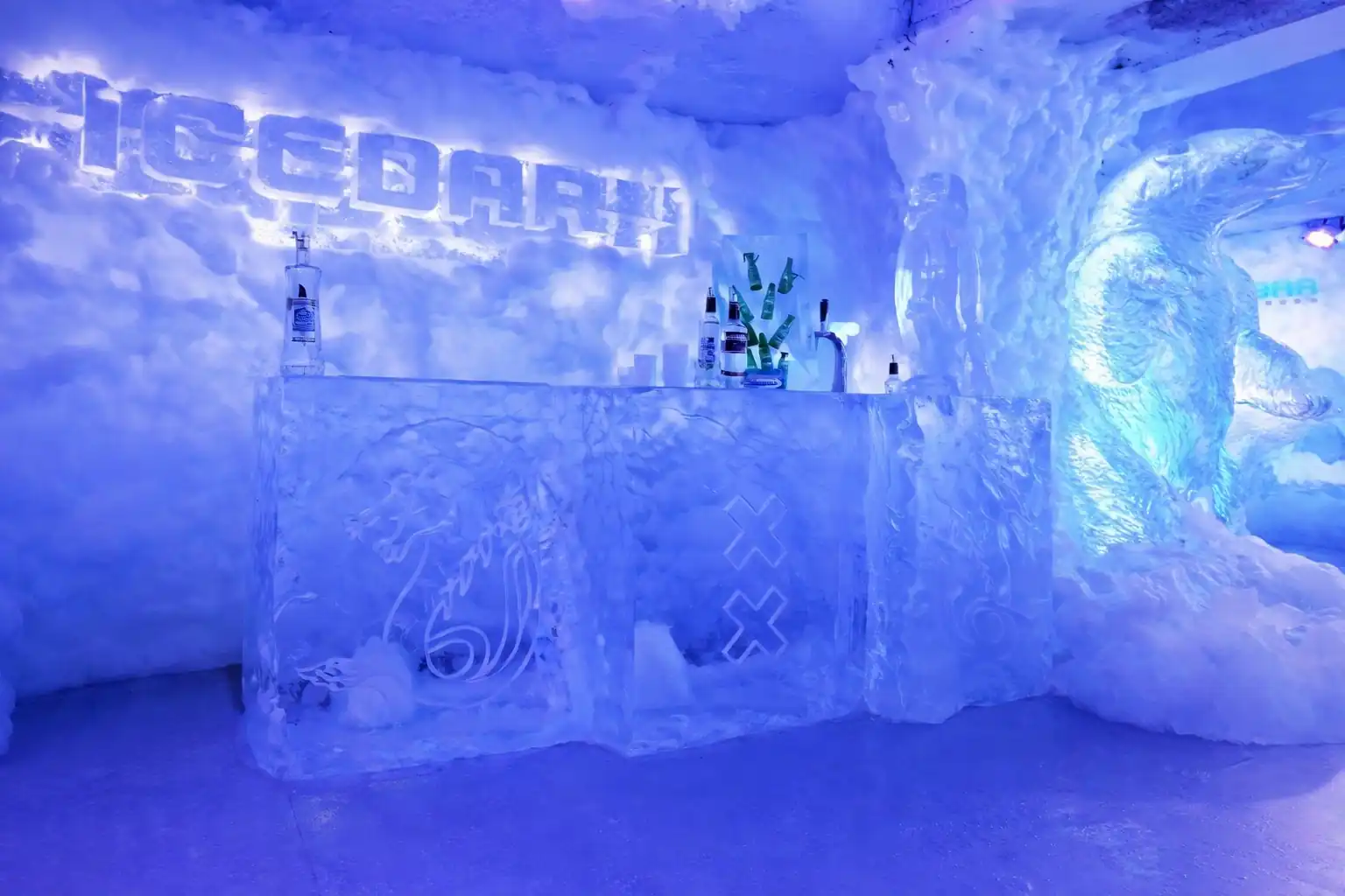 Recorrido inmersivo del Bar de Hielo con contrastes azules y blancos