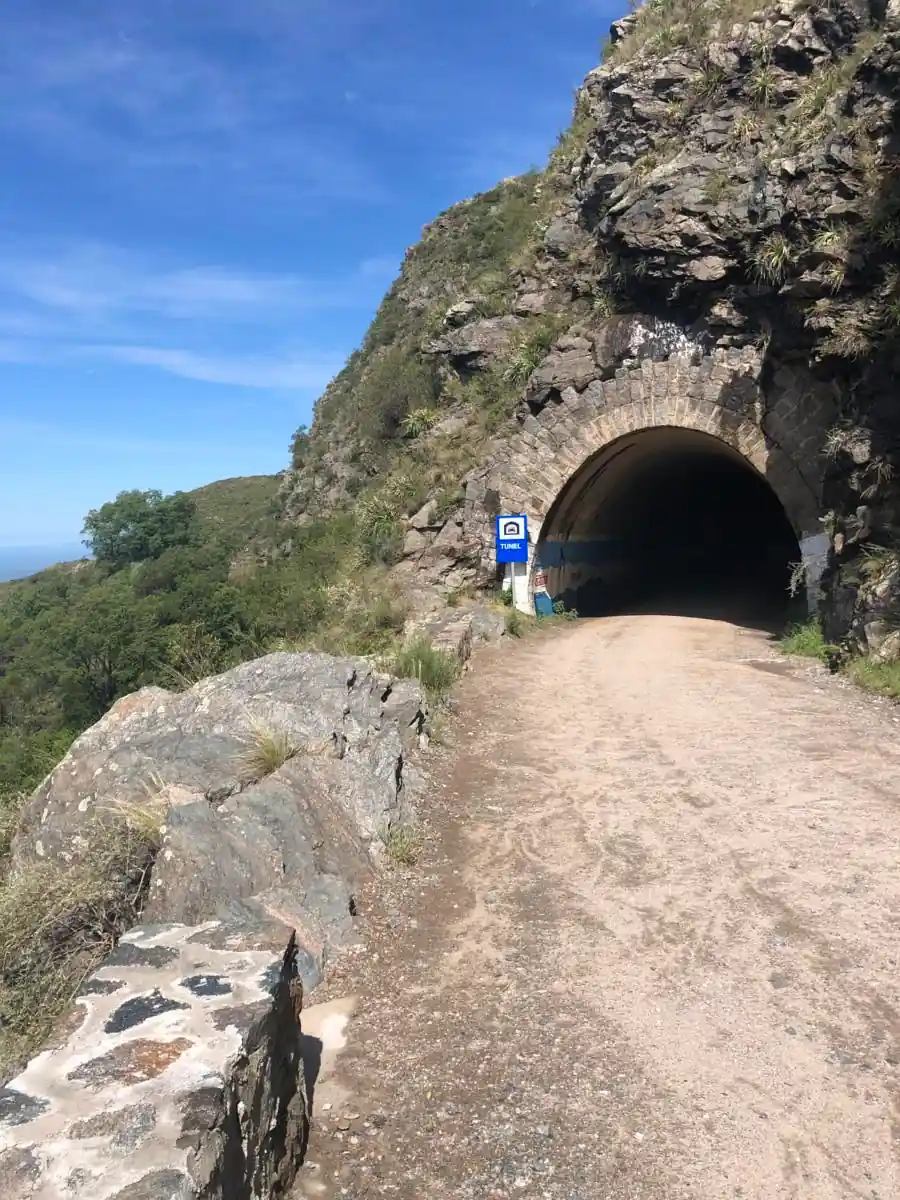 Vista amplia del corredor de Los Tuneles en la sierra cordobesa
