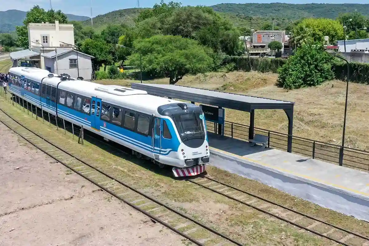 Tren de las Sierras detenido en la estacion La Calera